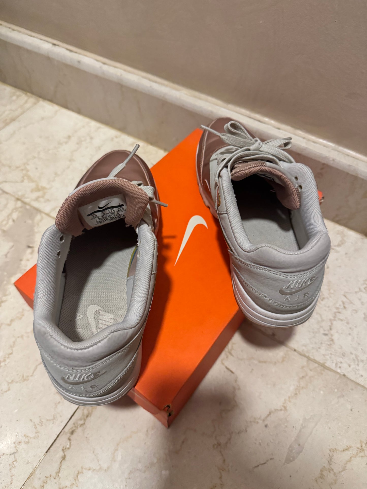NIKE Sneakers