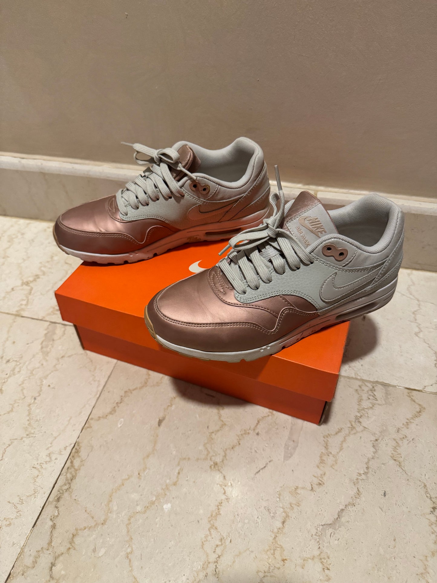 NIKE Sneakers