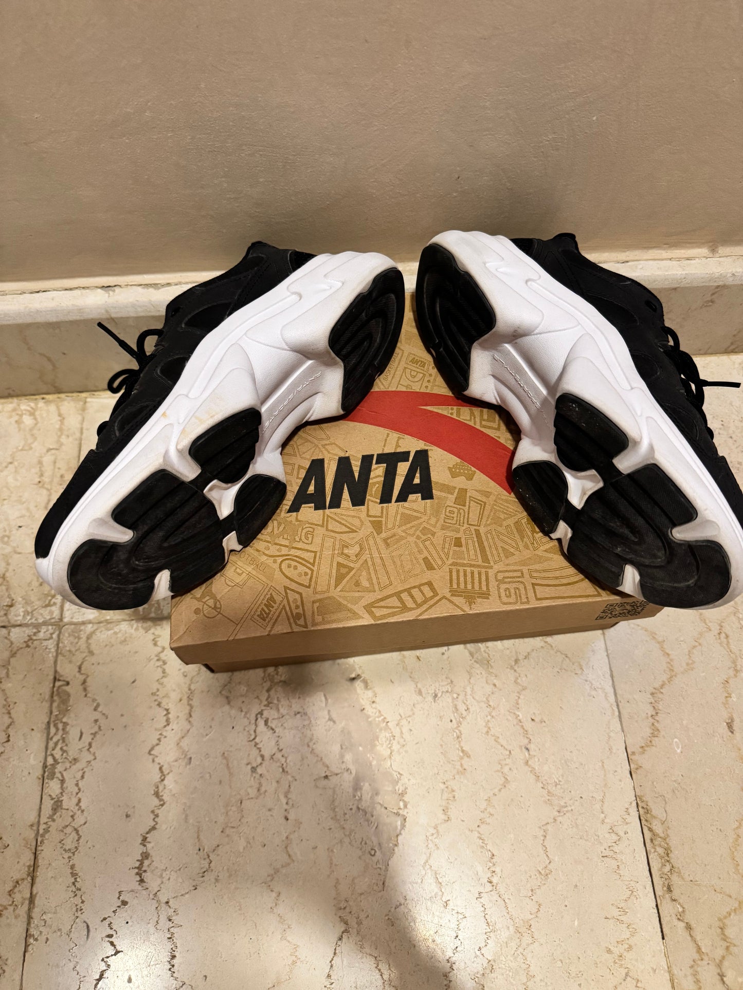 ANTA Sneakers