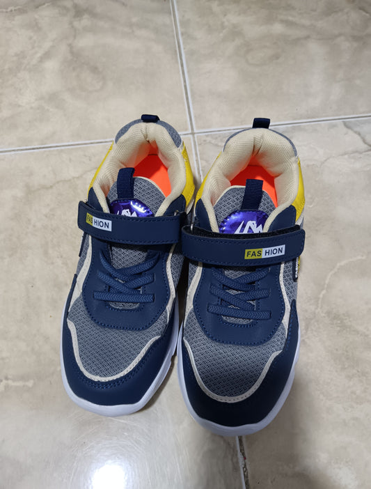 SHEIN Boys’ Sneakers