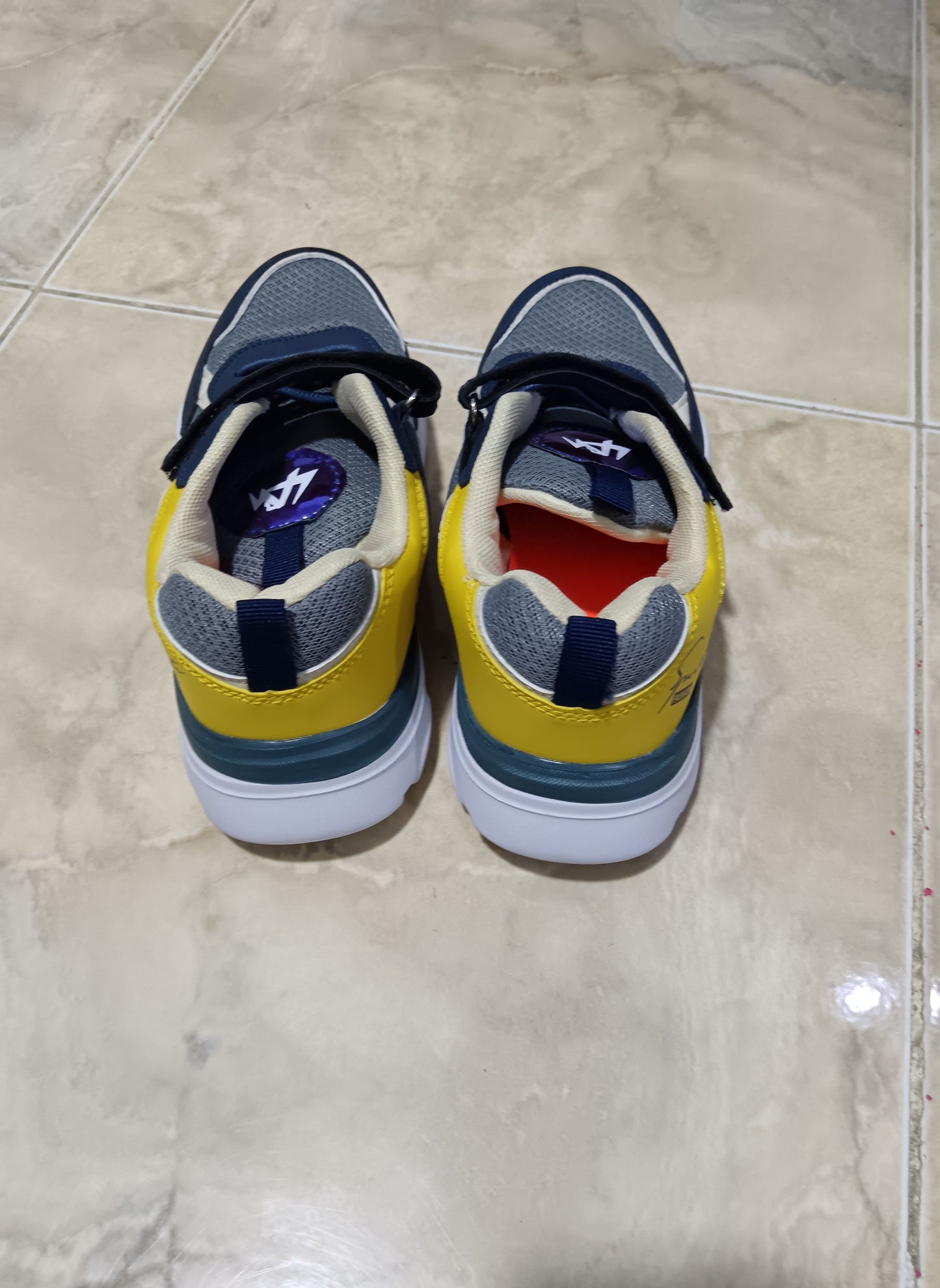 SHEIN Boys’ Sneakers